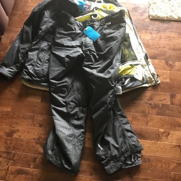 Men's XL Karbon Ski Suit. Like new - Picture 2 of 3